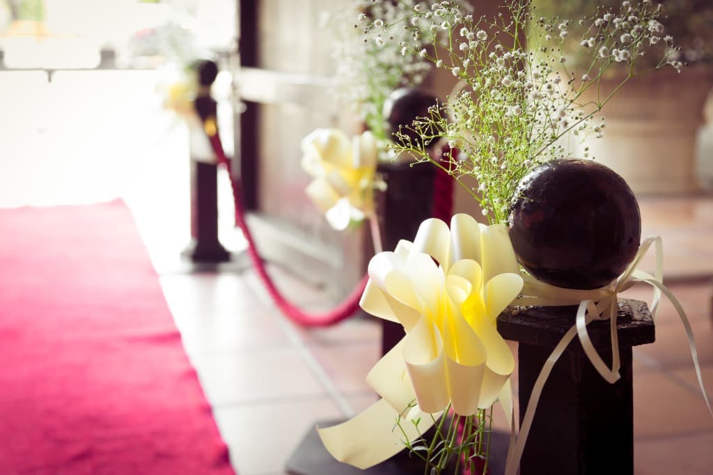 Alfombra roja de ceremonia con lazo y flores