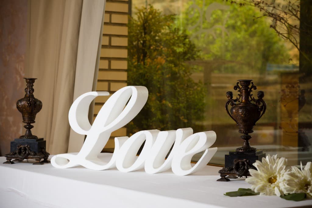 Detalle decorativo Love en mesa presidencial